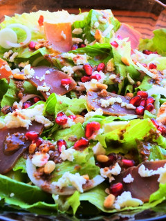 Una foto de Ensalada de mojama y granada con aliño de piñones 🥗