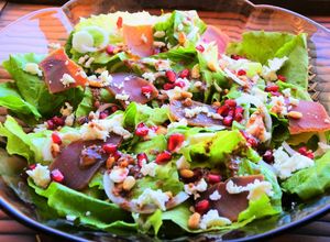 Una foto de Ensalada de mojama y granada con aliño de piñones 🥗