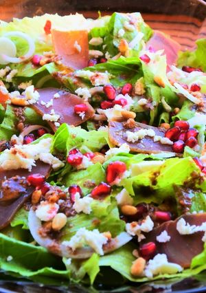 Una foto de Ensalada de mojama y granada con aliño de piñones 🥗