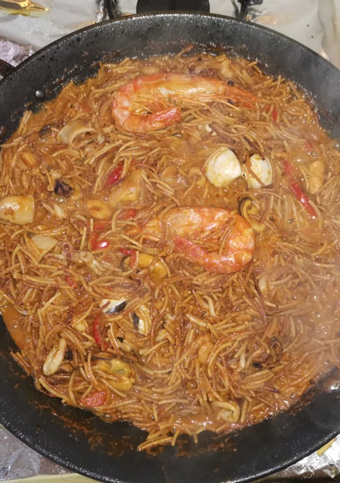 Una foto de Fideuá de mariscos