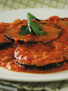 Una foto de Berenjenas en salsa de tomate y ajo