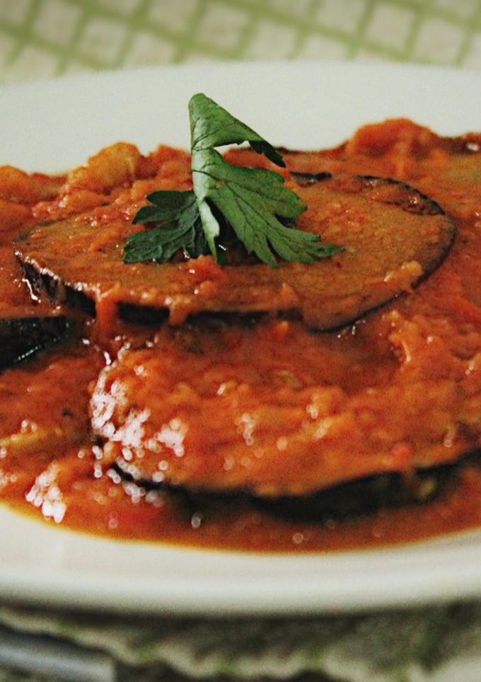 Una foto de Berenjenas en salsa de tomate y ajo