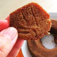 A picture of Caramel cake alias bolu sarang semut.