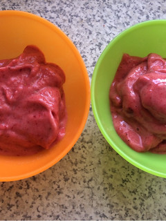 Una foto de Helado natural de plátano y frutilla