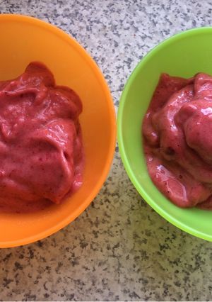 Una foto de Helado natural de plátano y frutilla