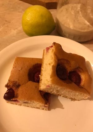 Kovászos light meggyes piskóta lime-mal recept fotója