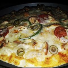 A picture of Chicken cheese pizza.
