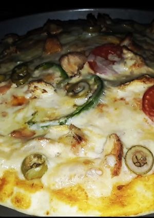 A picture of Chicken cheese pizza.