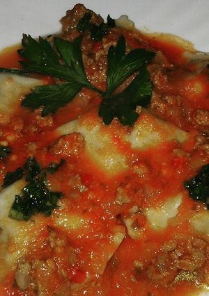 Una foto de Raviolones de espinaca nuez y ricota con salsa boloñesa