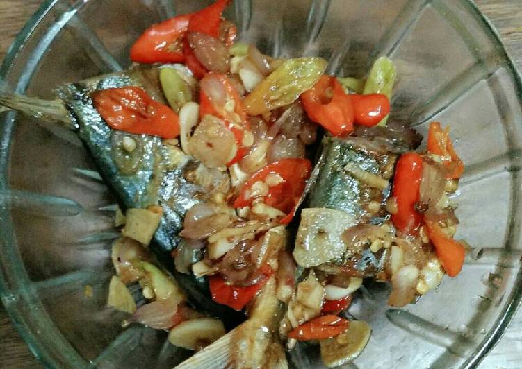 Cara mudah meracik Sambel ikan peda (ikan asin) Lezat