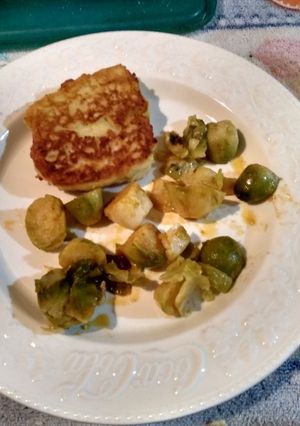 Una foto de Croquetas de papas en masa de ñoquis con repollitos de bruselas