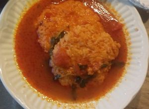Una foto de Tortas de arroz en caldo de jitomate