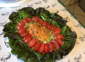Une photo de Salade de laitue rougette aux tomates,courgette râpée et orange