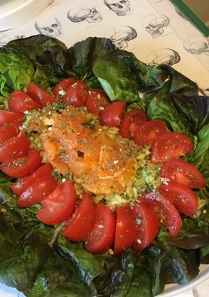 Une photo de Salade de laitue rougette aux tomates,courgette râpée et orange