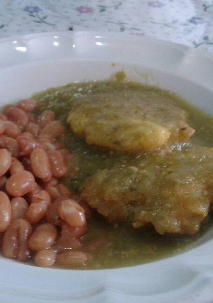Una foto de Tortitas de pollo en salsa verde