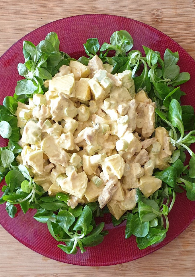 Una foto de Ensalada de pollo, manzana y curry