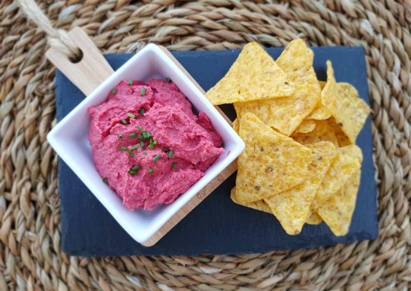 Hummus de remolacha con triángulos de maíz