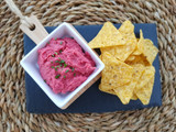 Hummus de remolacha con triángulos de maíz