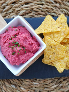 Una foto de Hummus de remolacha con triángulos de maíz