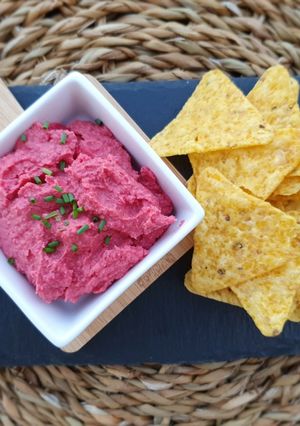 Una foto de Hummus de remolacha con triángulos de maíz
