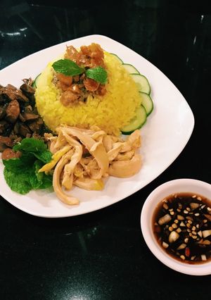 Hình của món Cơm gà nấu nghệ.