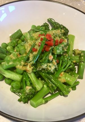 A picture of Green Veg with a Creamy Avocado & Charred Chilli Dressing.