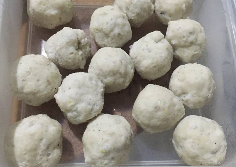 Resep Homemade Bakso Ikan Tenggiri oleh Dara Dienayati 