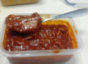 Una foto de Lengua de puerco en adobo rojo