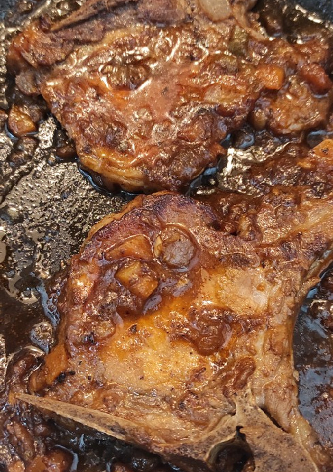 Una foto de Chuleta de cerdo guisada con ají panca