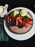 Naked cake al cioccolato con fiori e frutta