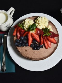 Foto di Naked cake al cioccolato con fiori e frutta