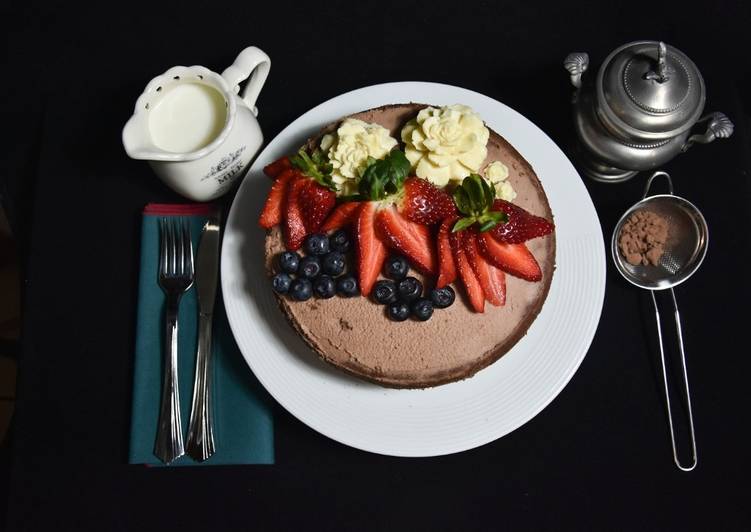 Naked cake al cioccolato con fiori e frutta