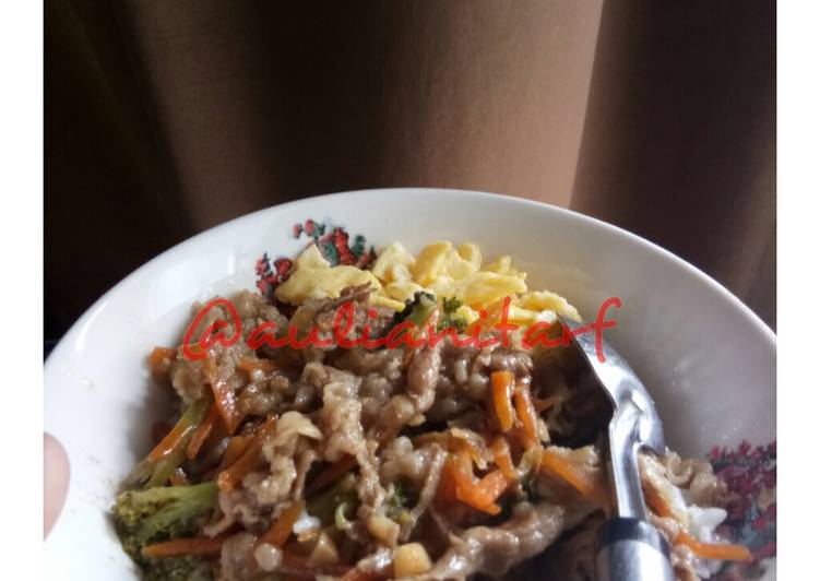 Rice bowl Gyudon ft veggie + scramble egg