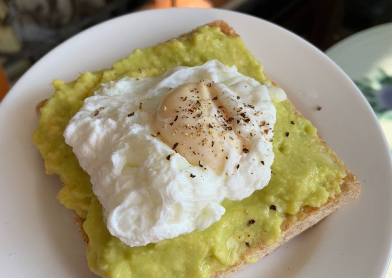 Roti bakar dengan alpukat dan telur rebus (Avocado toast dan egg)