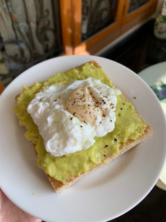 Foto resep Roti bakar dengan alpukat dan telur rebus (Avocado toast dan egg)