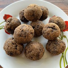 A picture of Sweet potato dessert balls.