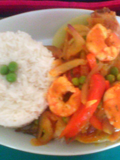 Una foto de Pescado a la chorrillana con langostinos