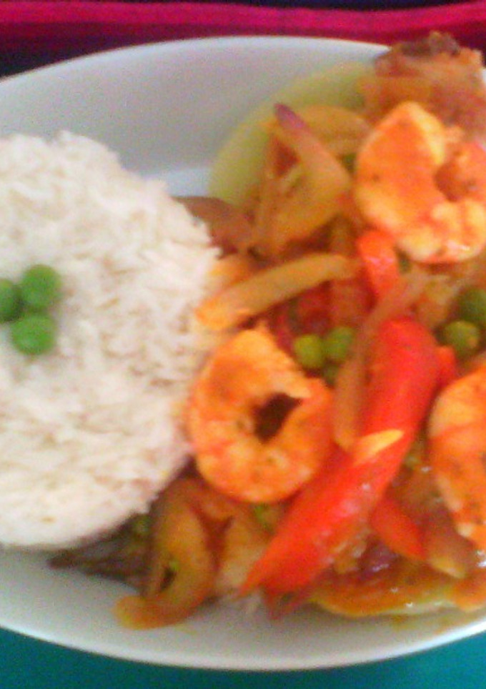 Una foto de Pescado a la chorrillana con langostinos