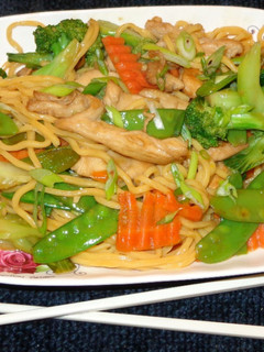 Una foto de POLLO CHOW MEIN. JON STYLE