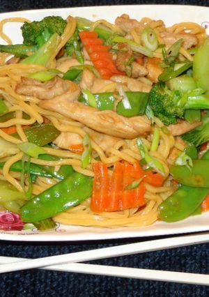 Una foto de POLLO CHOW MEIN. JON STYLE