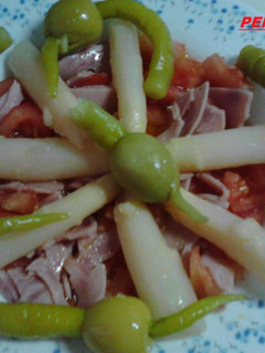 Una foto de Ensalada con espárragos picante