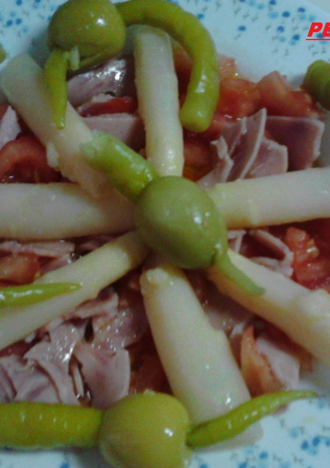 Una foto de Ensalada con espárragos picante