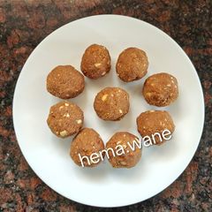 A picture of Water chestnut flour ladoo.