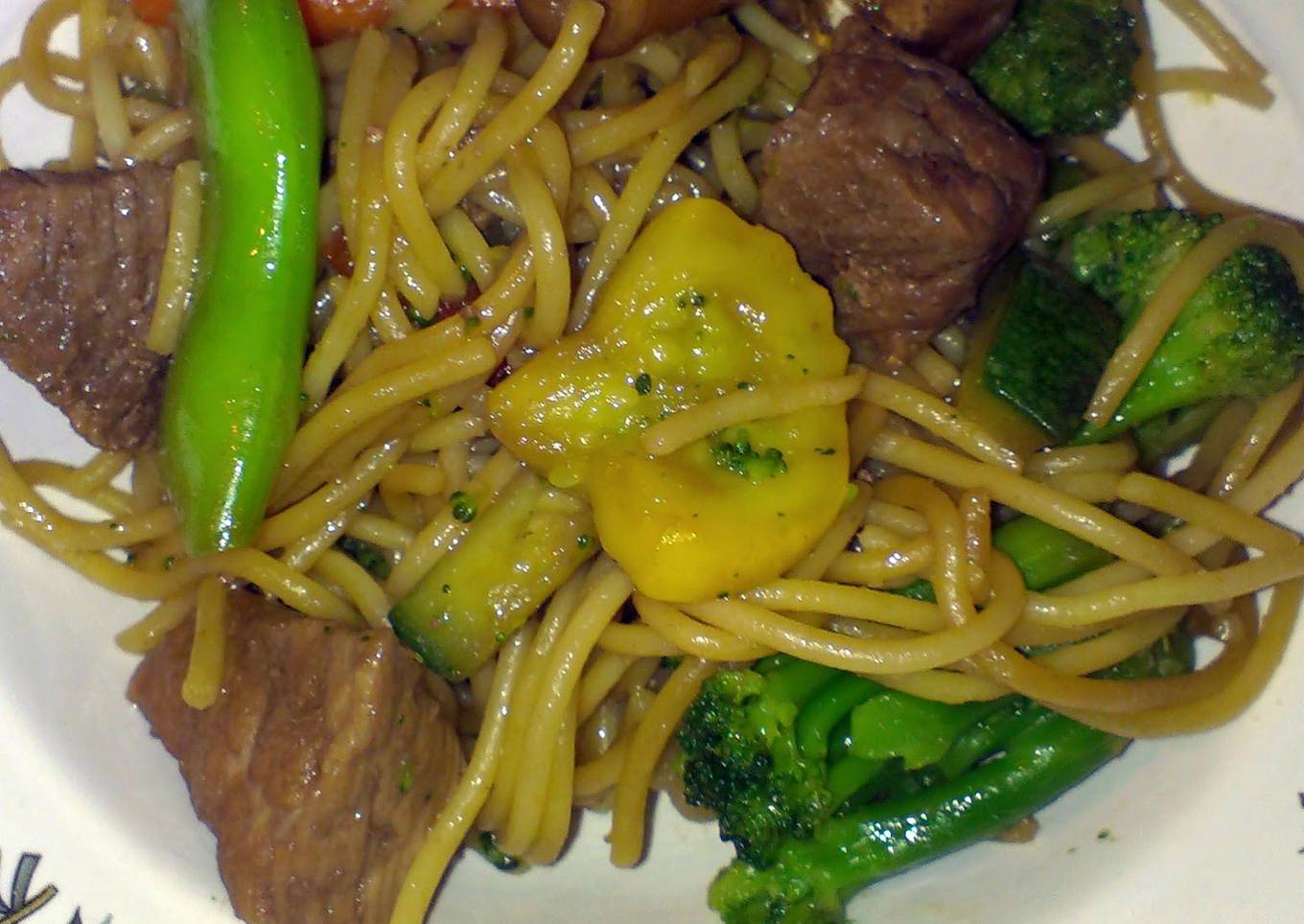 Teriyaki noodles with beef and vegetables