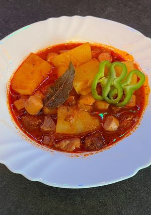 Paprikás krumpli lecsóval szabadtűzön holland sütőben/Dutch Ovenben recept fotója