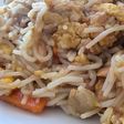 Fideos de arroz salteados con atún y verduras