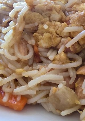 Una foto de Fideos de arroz salteados con atún y verduras