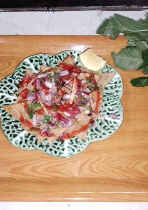 A picture of Nachos 🧅🍅🫑.