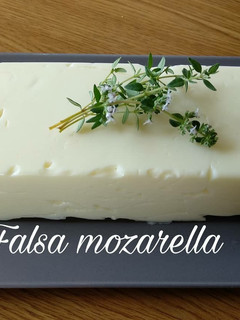 Una foto de Mozzarella (falsa mozzarella)