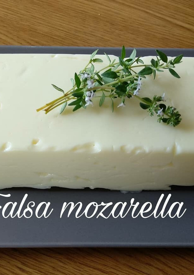 Una foto de Mozzarella (falsa mozzarella)